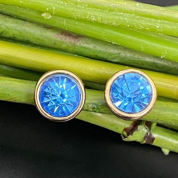 Vintage MONET Signed Blue CZ Stone Gold-plated Stud Earrings 5g. - Picture 2 of 13